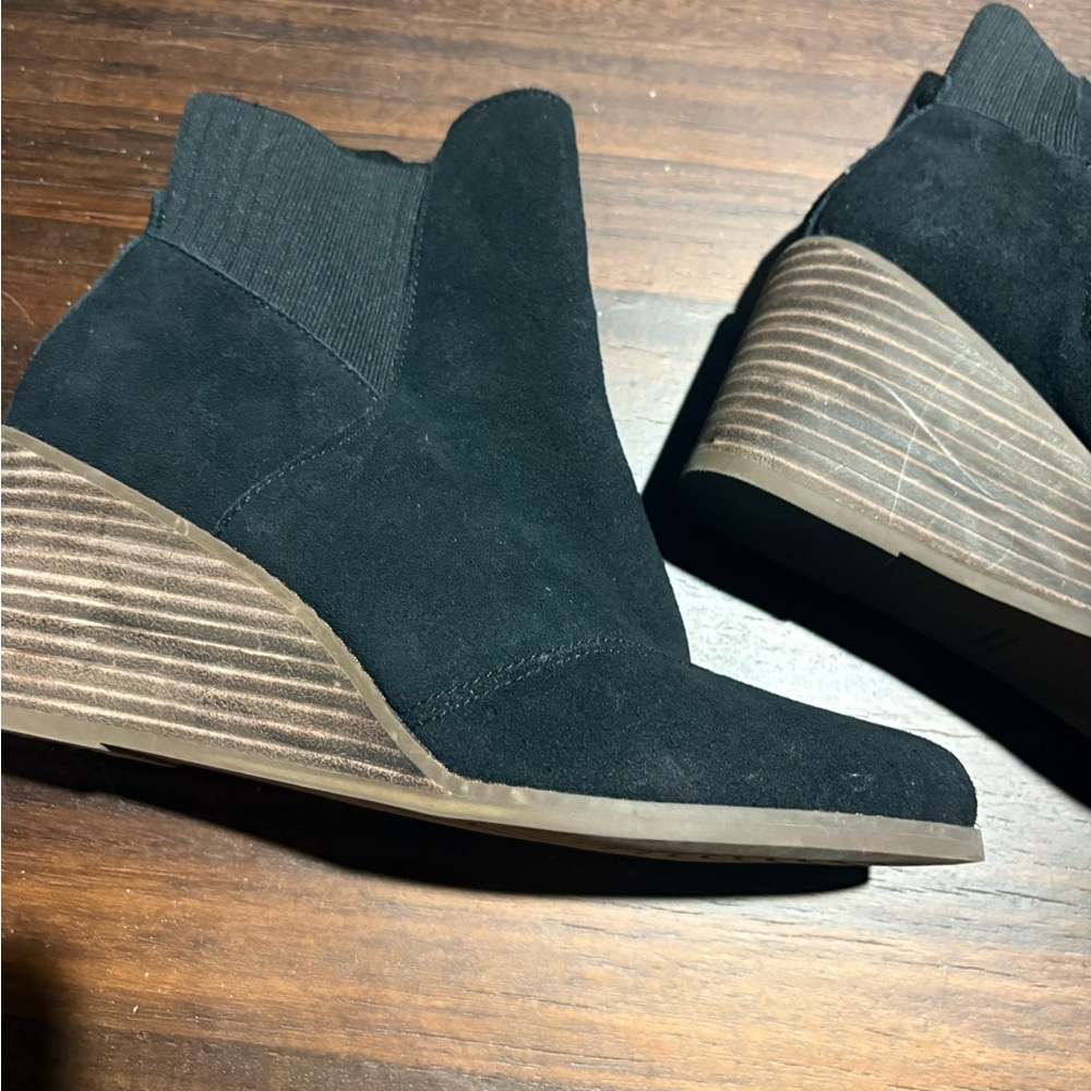 NWT TOMS Sadie Black Suede Wedge Ankle Booties Zip Boots Size 9